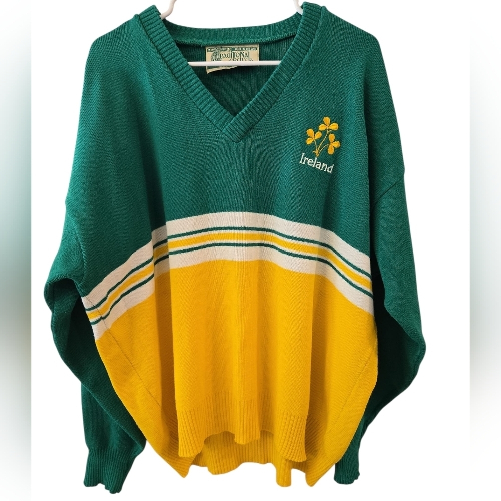 TRADITIONAL CRAFT MADE IN IRELAND LOGO V-NECK SWEATER. SIZE 42-44 = MEN-S L-XL.